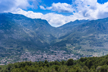 西班牙 Soller 的马略卡岛港。美丽的海滩和海湾与小船在清楚的蓝色水夏天天