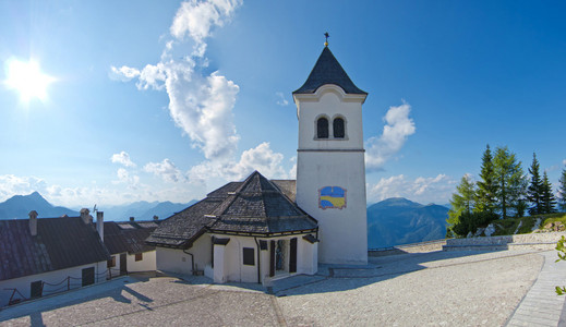 教会在蒙特 lussari，小山计生的全景视图