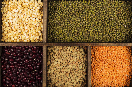 豆类 红扁豆, 绿扁豆, 鹰嘴豆, 豌豆, 红豆, 白豆, 混合豆, 绿豆 的品种。顶部视图。食品背景