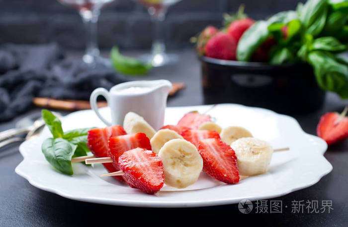 草莓和香蕉串新鲜水果