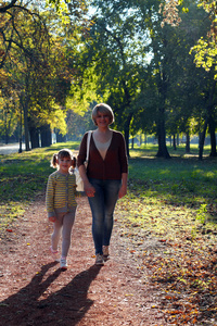 母亲和女儿在公园散步