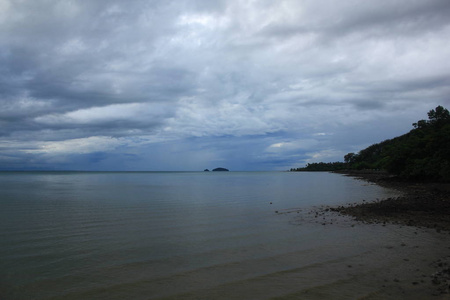 天空从雨中进入大海的风景