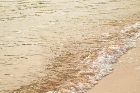 沙滩与平静的海浪