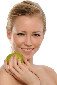 年轻漂亮的女人举行一个绿色苹果