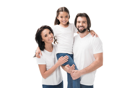 白色衬衫的幸福家庭肖像看着相机在白色隔离