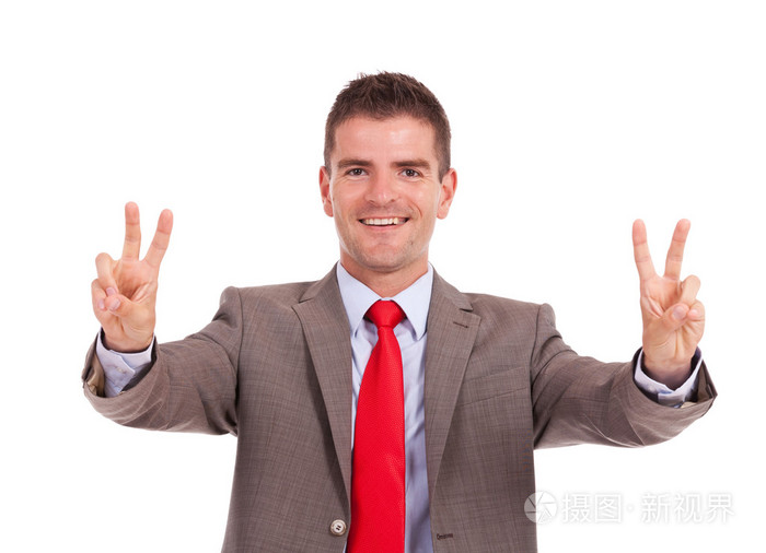 商务男人显示胜利手势