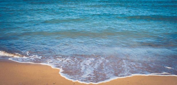 夏日沙滩上晶莹清澈的水