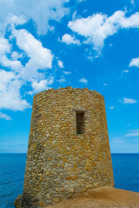 古老的 Abbacurrente 塔, 靠近 Asinara 湾的波尔图托雷斯城, 在春天多云而晴朗的日子里