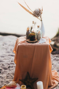 美丽的海滩浪漫野餐装饰图片