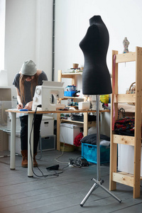 在工作室制作服装时, 集中裁缝把纺织品放在桌子上