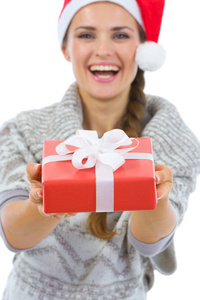微笑展示圣诞礼品盒圣诞老人帽子的女人