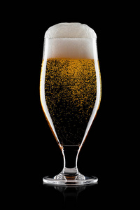 冷玻璃啤酒与泡沫和泡沫在黑色背景下酿造