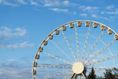 大摩天轮在蓝天背景下, 特写。圣彼得堡游乐园迪沃 Ostrov 城