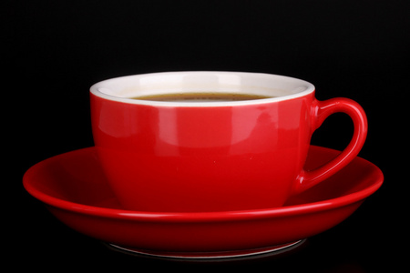 杯红色的孤立在黑色的浓咖啡
