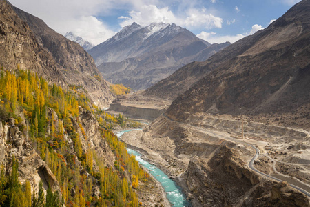 罕萨山谷巴基斯坦亚洲的秋季蓝河和黄色叶