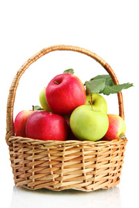 多汁的苹果与绿色的树叶在篮子里上白色, 隔离