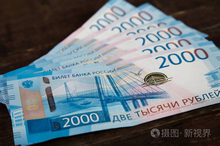 2000年卢布在木质背景下的俄罗斯纸币