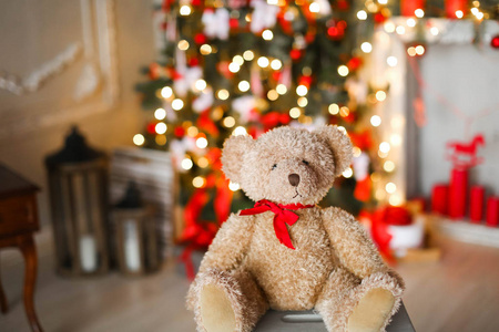 玩具熊在演播室与圣诞节装饰