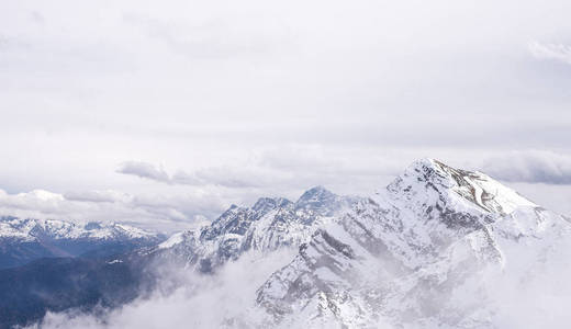 山上的雪峰