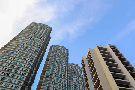 蓝色天空背景下的现代高层公寓色彩色调效果