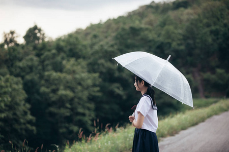 亚洲日本学校女孩服装的肖像看公园户外电影复古风格