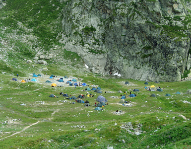 从一座山的顶部与享受谷的背包徒步旅行者查看