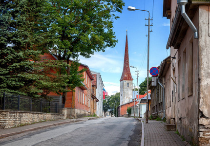 Rakvere, 爱沙尼亚的圣三位一体教堂和老城。绿色的夏日时光。美丽的城市景观, 欧洲北欧国家之旅