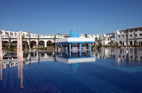 酒店的游泳池