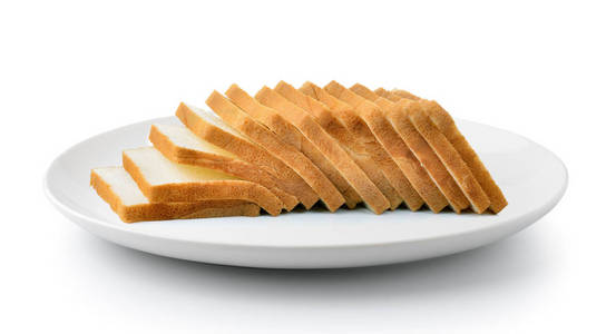 在白色背景下被隔离的盘子里的切片面包