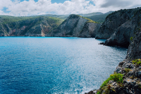 高原上有柏树树的海岸线的岩石悬崖景观。地中海