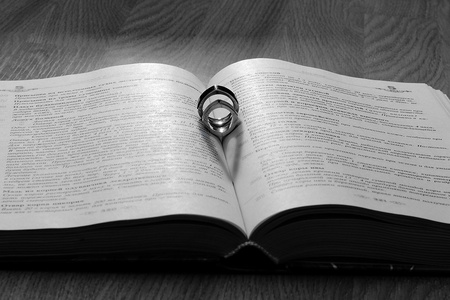 结婚戒指和一本书