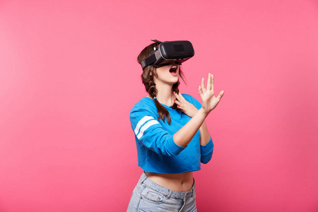 年轻女子与虚拟现实眼镜摆在粉红色背景, 3d, 未来的概念