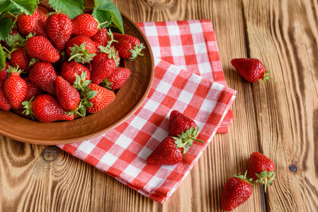 木桌上的美味草莓。它可以用作背景