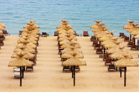 空旷的海滩与椅子和遮阳伞