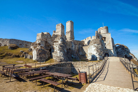 波兰的岩石景观。克拉科夫与斯托霍瓦之间鹰巢的旅游路线。城堡Ogrodzieniec