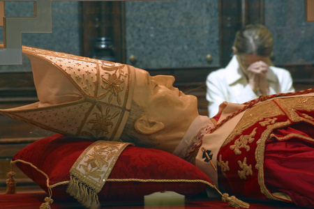有福的 alojzije stepinac，萨格勒布大教堂的石棺