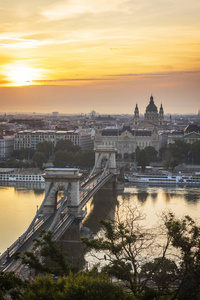 布达佩斯是匈牙利的首都, 也是欧洲最美丽的城市之一。