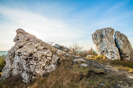 在波兰的岩石景观。鹰巢克拉科夫和琴之间的旅游路线