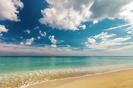 完美的沙滩透明平静的热带海