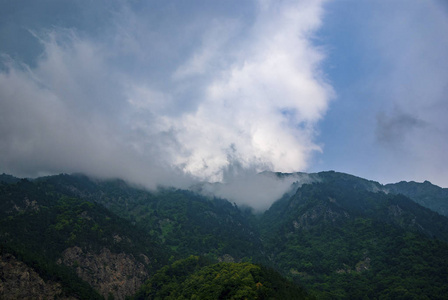 一座美丽的山景, 俯瞰着云层的高度