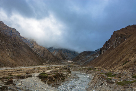 尼泊尔多云天气 Muktinath 附近的美丽山地景观