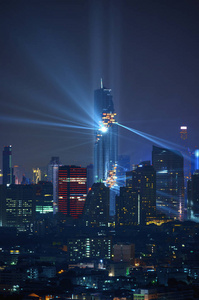 曼谷夜景与泰国曼谷商业区的摩天大楼