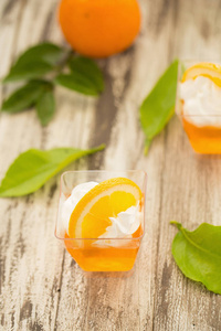 奶油橙片杯中的橙色果冻