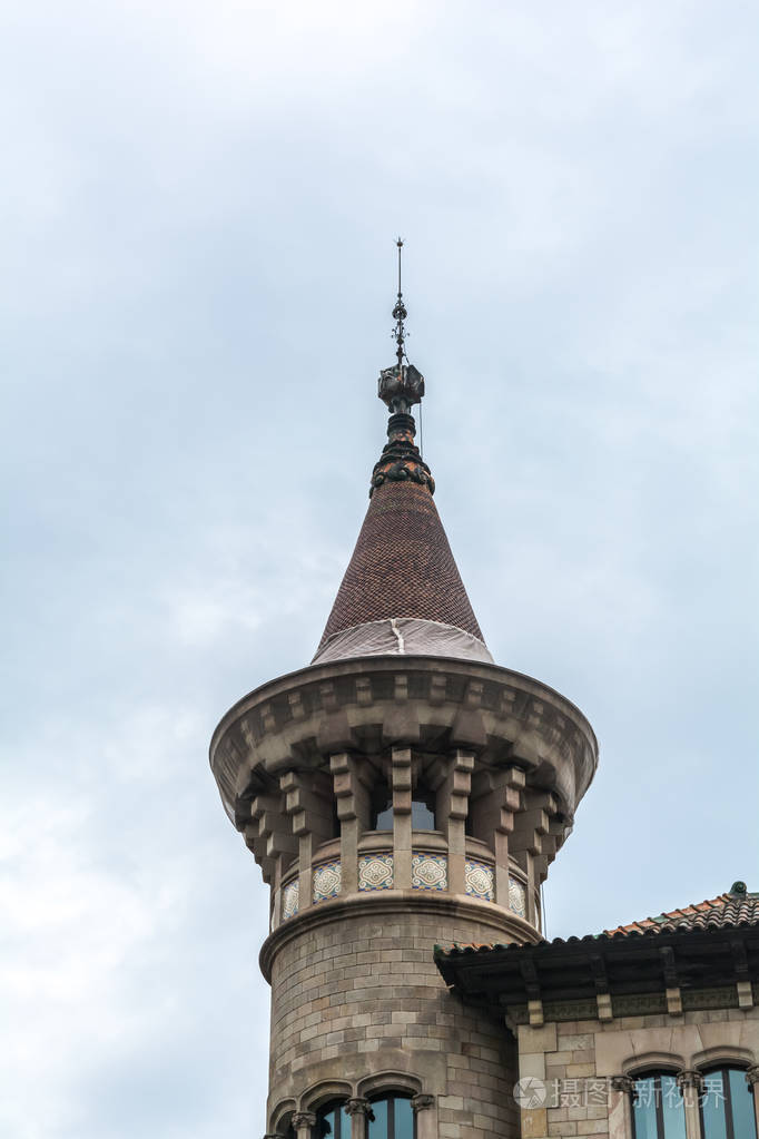 巴塞罗那市立音乐学院的两座塔楼之一, 上面有