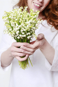 女人捧着百合花的花束。派对装饰