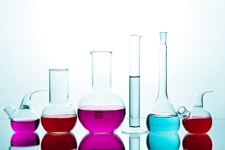 实验室玻璃器皿与多彩化学品