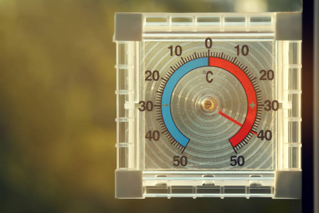 一个塑料透明方形温度计显示40摄氏度的高温