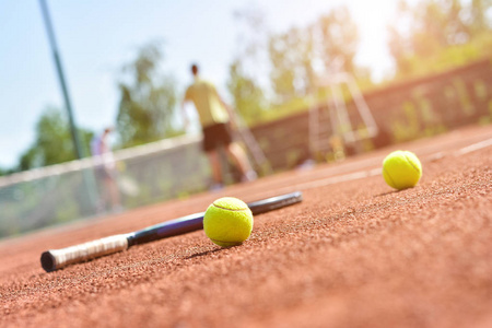 近距离的网球拍和球在红土网球场上的视图