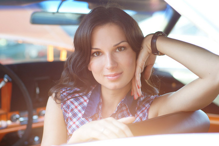 年轻有魅力的女人在车里的肖像