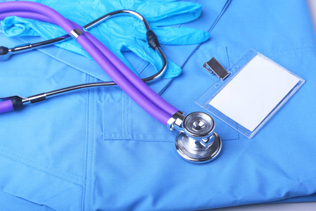 医用听诊器躺在蓝色的医生形式和记事本特写。治疗师工作空间